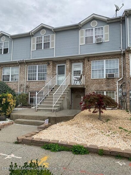 174 Pond Way, Staten Island, NY 10303