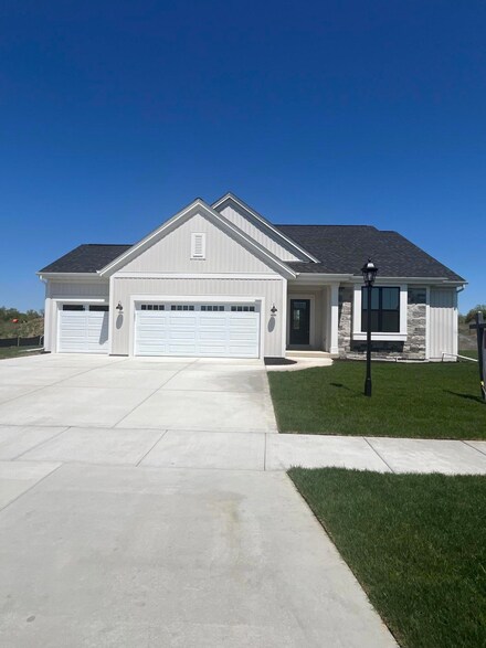 2690 Mapleton Ave, East Troy, WI 53120