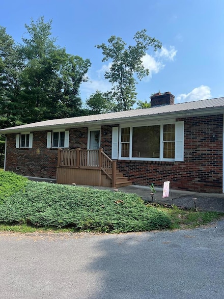 65 Raburn Rd, Hueysville, KY 41640