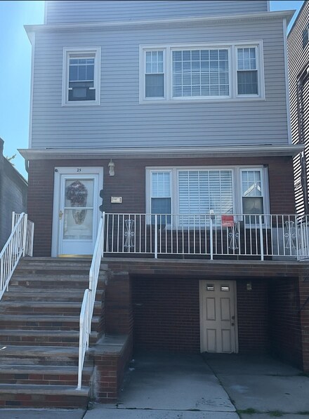 18 W 49th St, Bayonne, NJ 07002