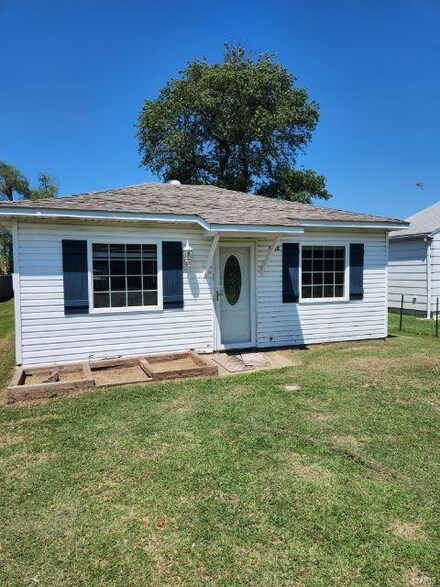 1622 Matthews Ave, Sikeston, MO 63801