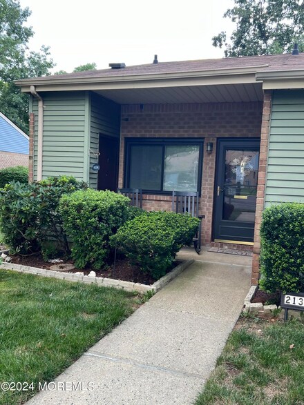 213 Medford Ct Unit A, Manalapan, NJ 07726