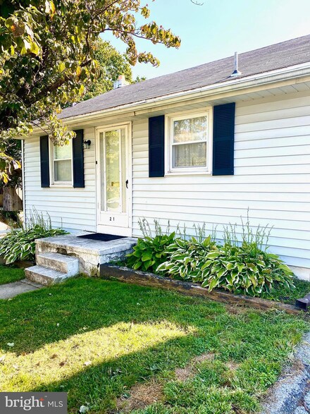21 Lake St, Mohnton, PA 19540