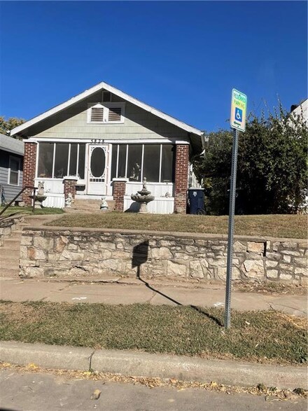 5828 Peery Ave, Kansas City, MO 64126