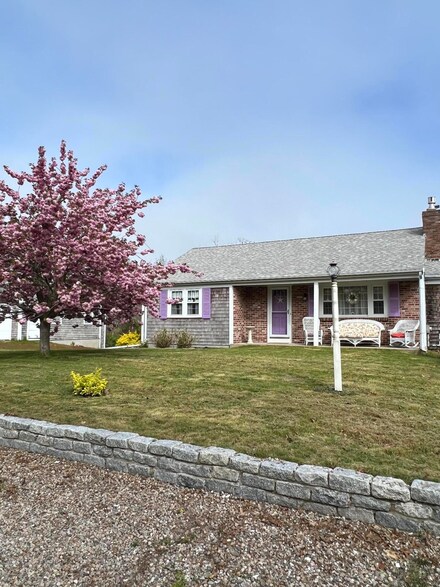 37 Tanglewood Dr, West Yarmouth, MA 02673