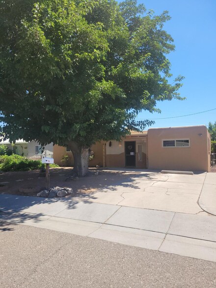 5804 Goliad St NW, Albuquerque, NM 87107