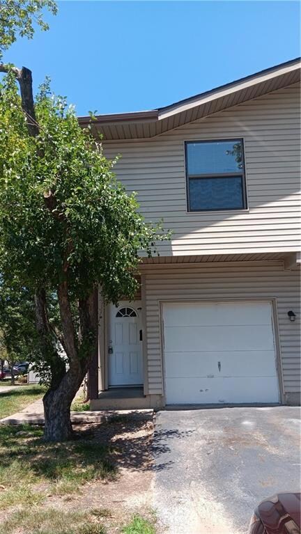 6100 E 127th St, Grandview, MO 64030