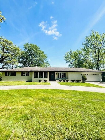 8665 Howard St, Saint John, IN 46373