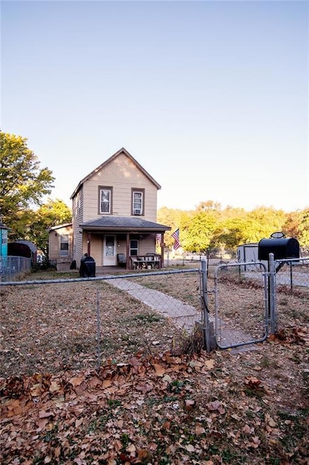 929 N 7th St, Atchison, KS 66002