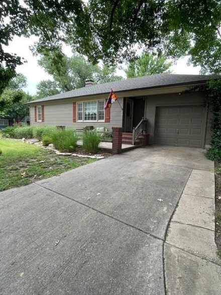 401 S Weaver St, Hesston, KS 67062