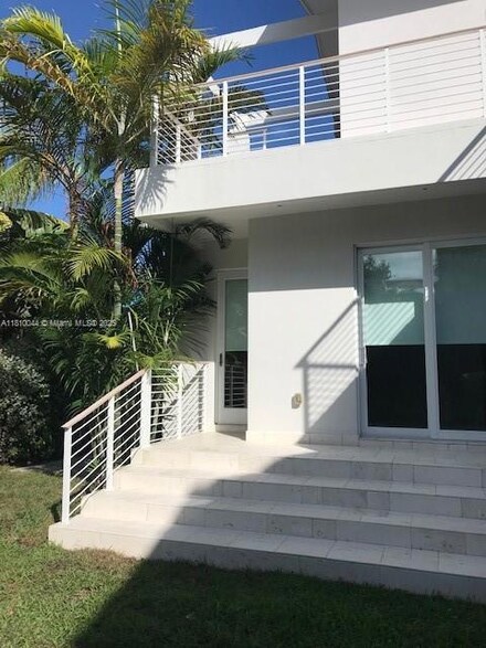 321 Palmwood Ln, Key Biscayne, FL 33149