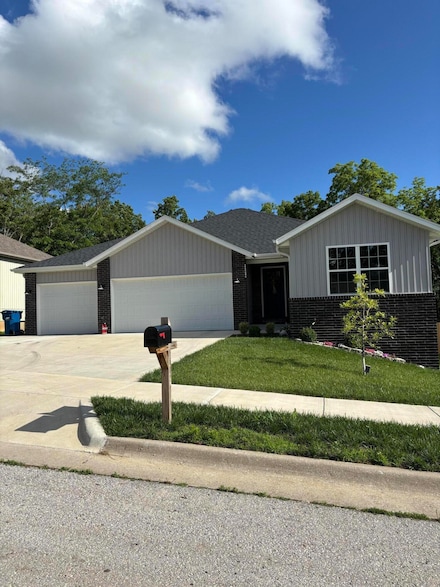 1502 W Parkview Ave, Ozark, MO 65721