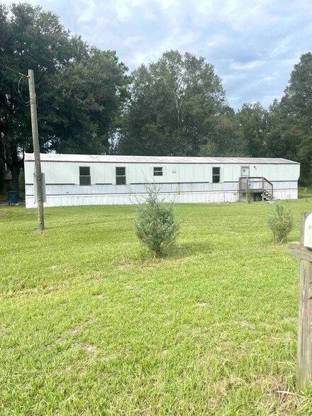 78 B Baker Dr, Jesup, GA 31545