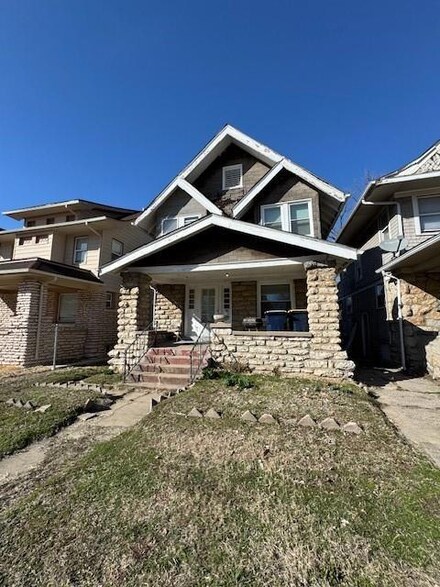 2504 E 42nd St, Kansas City, MO 64130