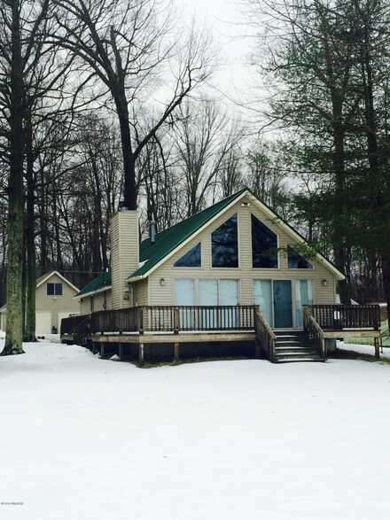 22540 Lake Dr, Pierson, MI 49339
