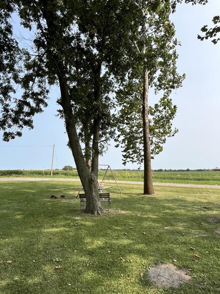 611 5th St, Mendon, MO 64660