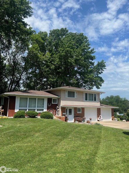 11289 Lake Crest Dr, West Burlington, IA 52655