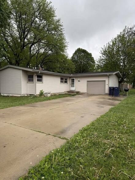 1223 S Grant Ave, Janesville, WI 53546