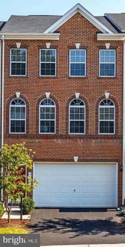 9099 Belo Gate Dr, Manassas Park, VA 20111