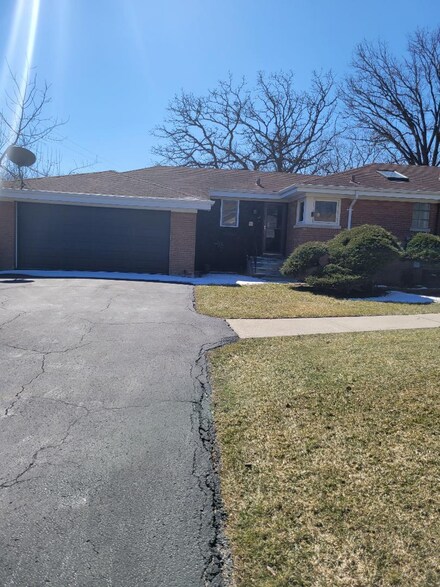 832 Exmoor Rd, Olympia Fields, IL 60461