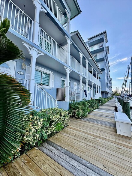 2415 NW 16th St Slip 13, Miami, FL 33125