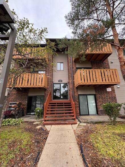 724 Rodenburg Rd Unit 201, Roselle, IL 60172