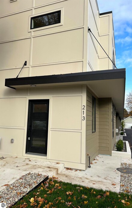 213 E Twelfth St, Traverse City, MI 49684