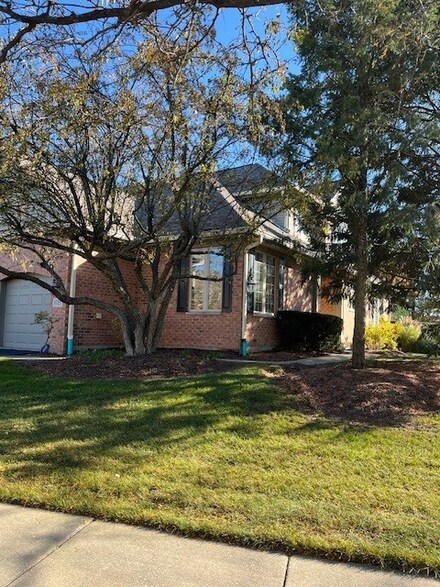 1785 Brush Hill Ln, Glenview, IL 60025