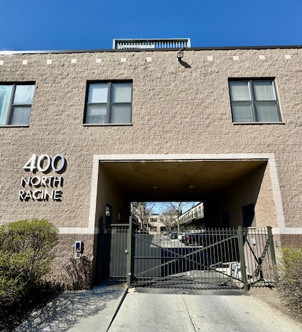 400 N Racine Ave Unit 213, Chicago, IL 60642
