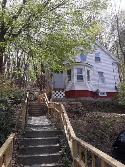 195 Riverside Dr, Auburn, ME 04210
