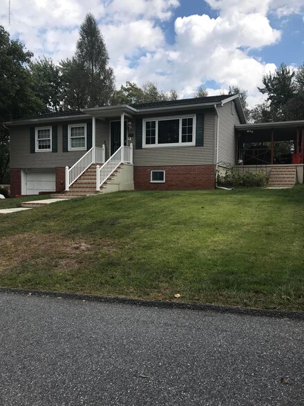 406 3rd St, Taylor, PA 18517