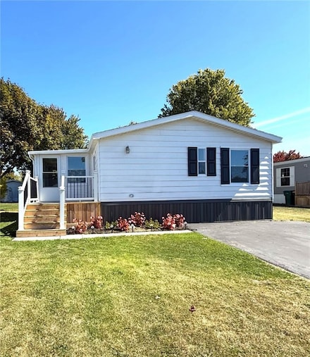 41 Roadside Dr, Hamlin, NY 14464