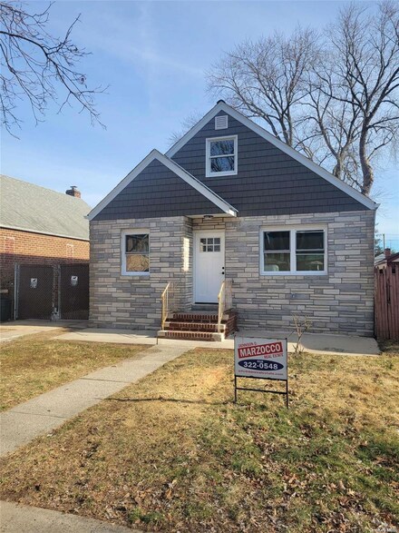 8127 252nd St, Bellerose, NY 11426