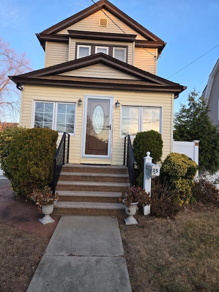 35 Elmwood St, Valley Stream, NY 11581