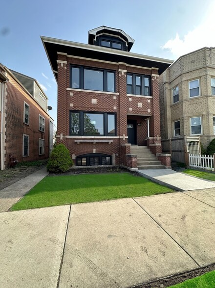 5131 W Roscoe St Unit 2, Chicago, IL 60641