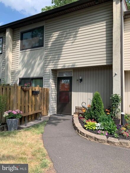 39 Centennial Ridge Dr, Telford, PA 18969