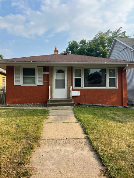 1314 4th St E, Saint Paul, MN 55106