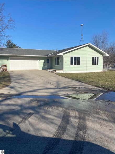 402 N Saint Johns St, Ithaca, MI 48847