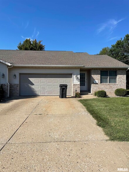 2113 Mount Vernon Dr, Pekin, IL 61554