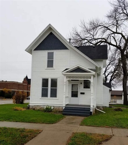 213 E Fayette St, Manchester, IA 52057