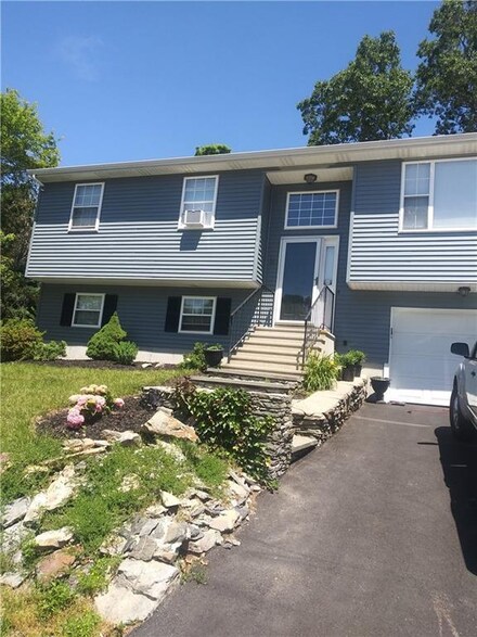 16 Saddlebrook Dr, West Warwick, RI 02893