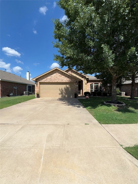 221 Spring Hollow Dr, Fort Worth, TX 76131