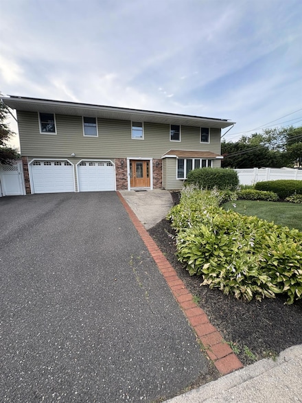147 Wayne St, Hauppauge, NY 11788