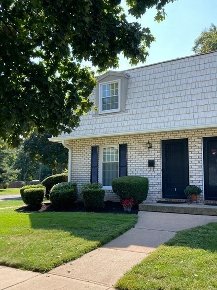 1 Plantation Dr, Agawam, MA 01001