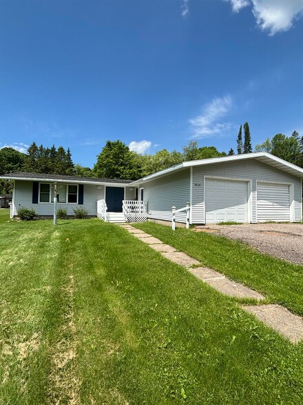 N7737 4th St, Eland, WI 54427