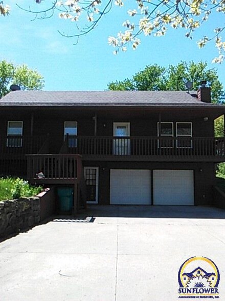 211 Burnett Rd, Hoyt, KS 66440