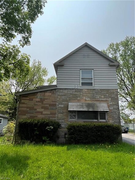 34 Spring St, Struthers, OH 44471