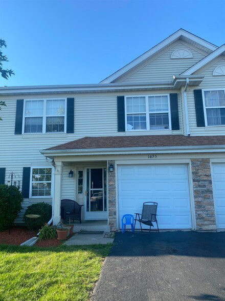 1655 W Chrysler Dr, Belvidere, IL 61008