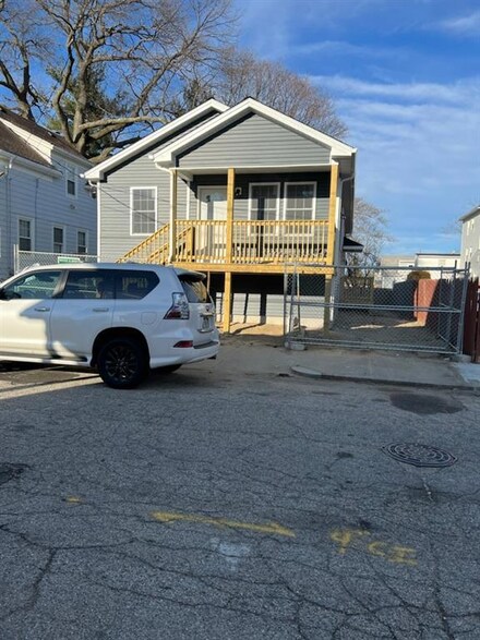 105 Salina St, Providence, RI 02908