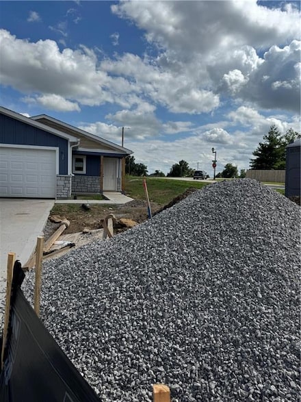 2102 Brook Ridge Ct, Tonganoxie, KS 66086